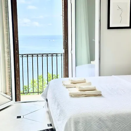 De Luxe Bord De Avec Vue Mer, Terrasse Et Parking