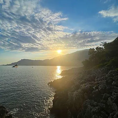 De Luxe Bord De Avec Vue Mer, Terrasse Et Parking